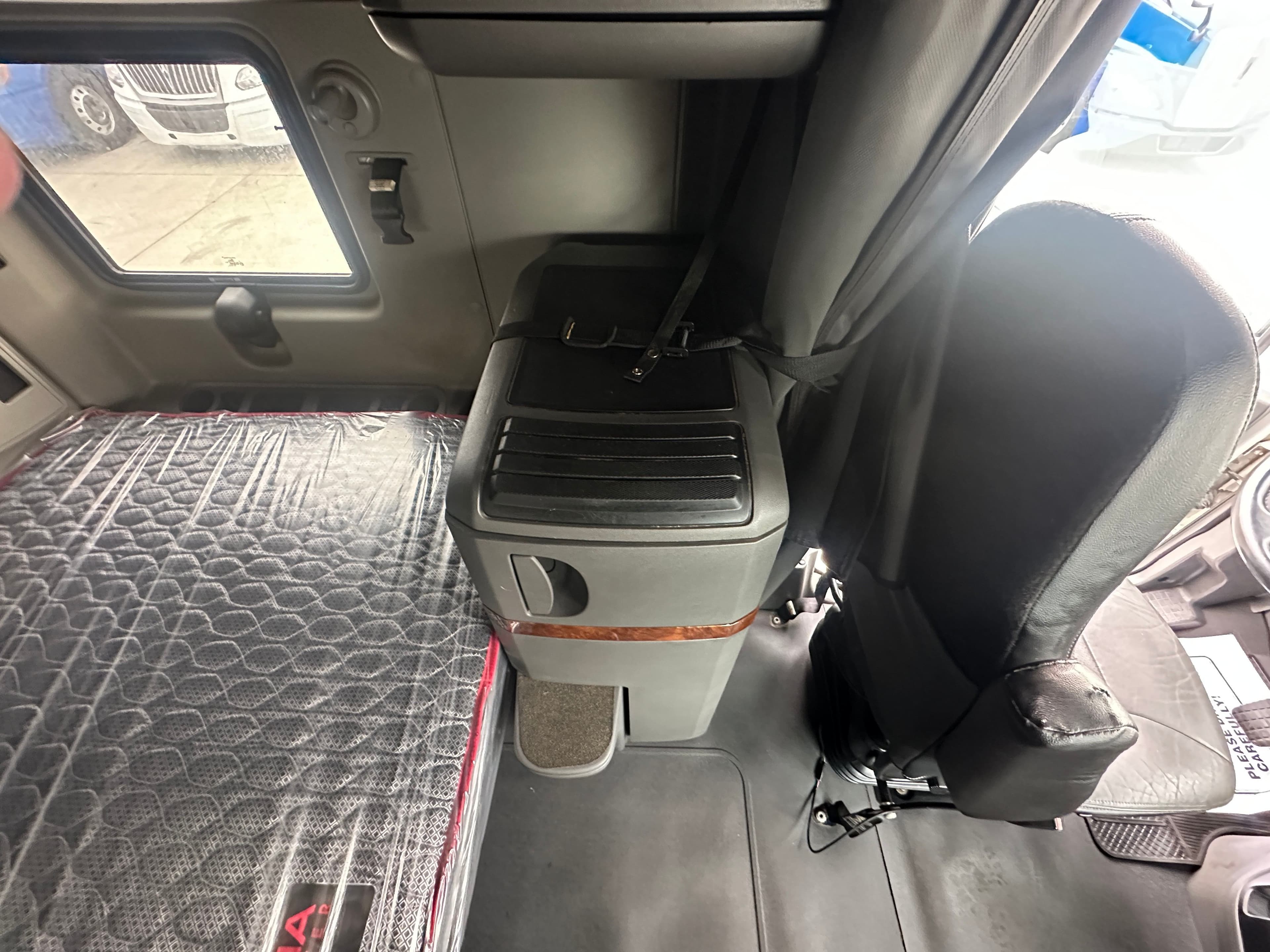 2022 International LT image 28