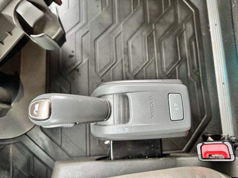 2020 Volvo VNL image 32