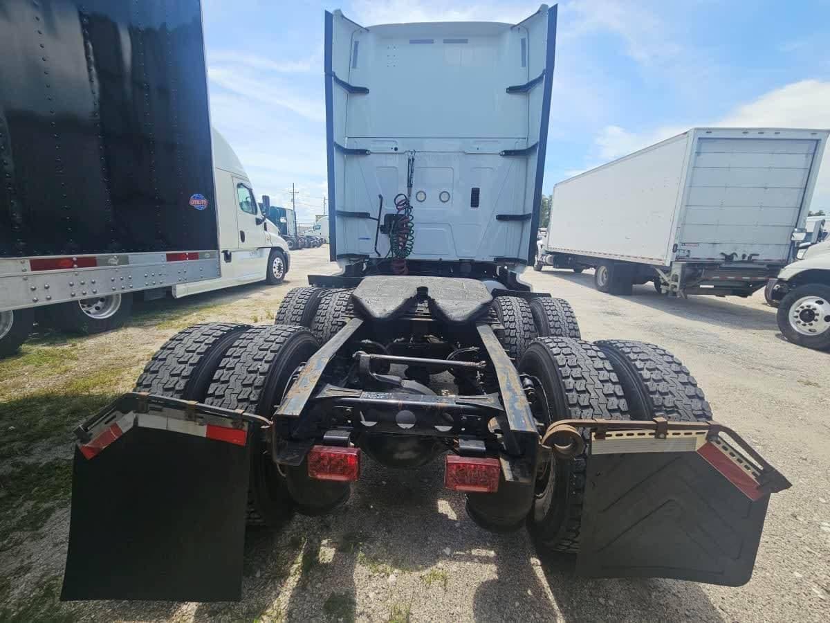 2018 International LT625 image 6