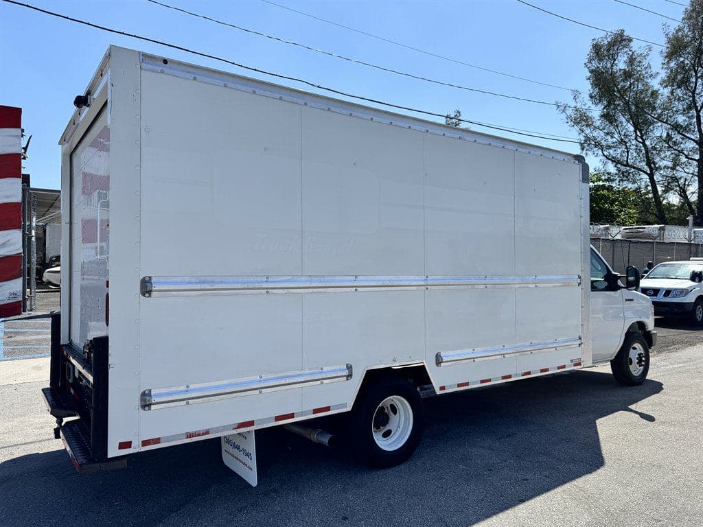 2022 Ford Commercial Vans image 13