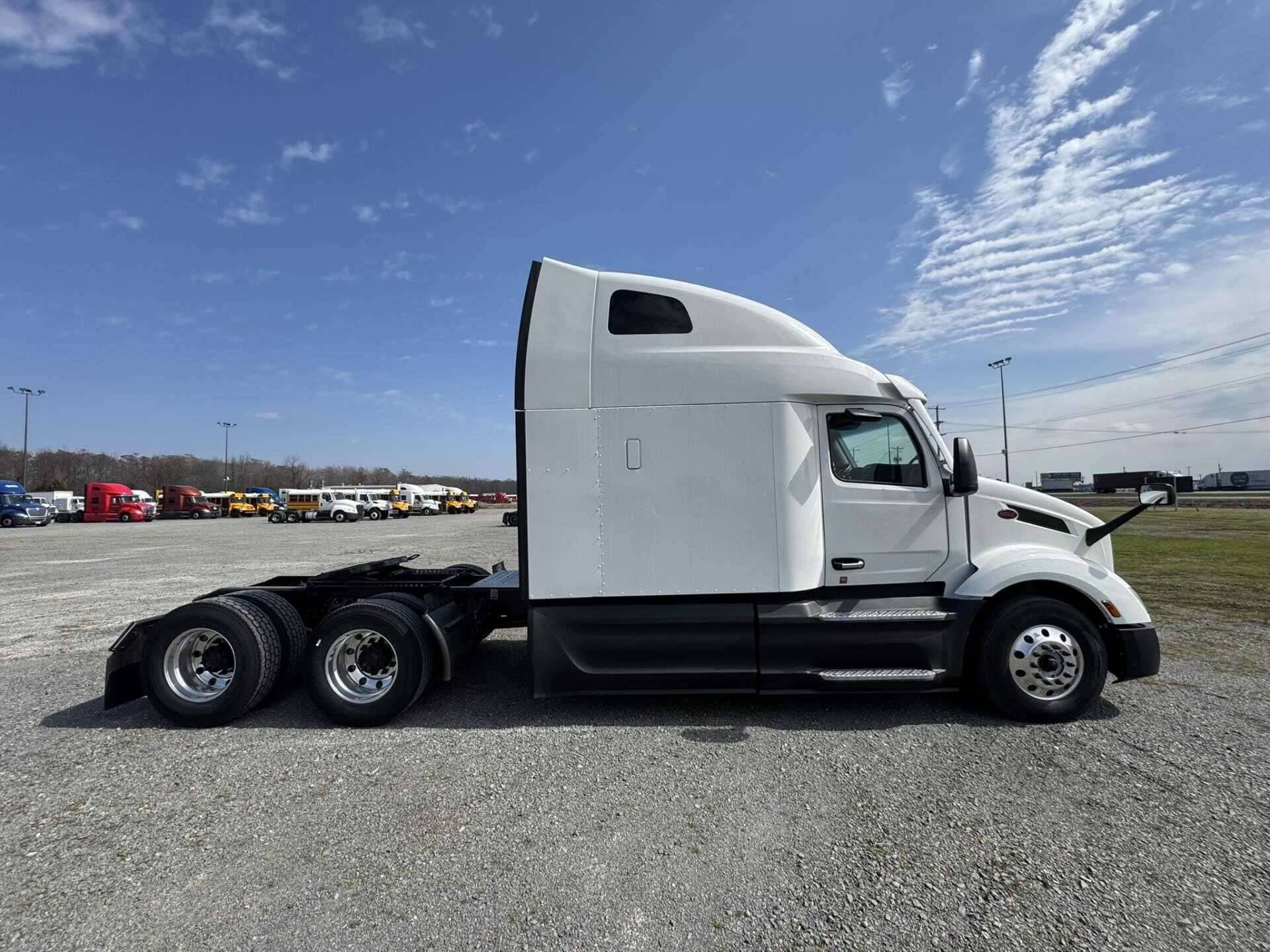 2021 Peterbilt 579 image 3