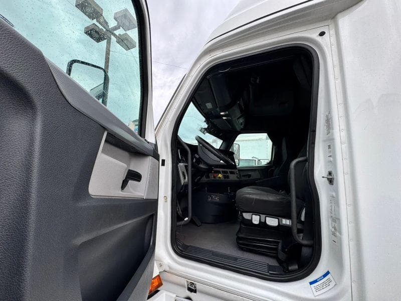 2021 Freightliner Cascadia image 12