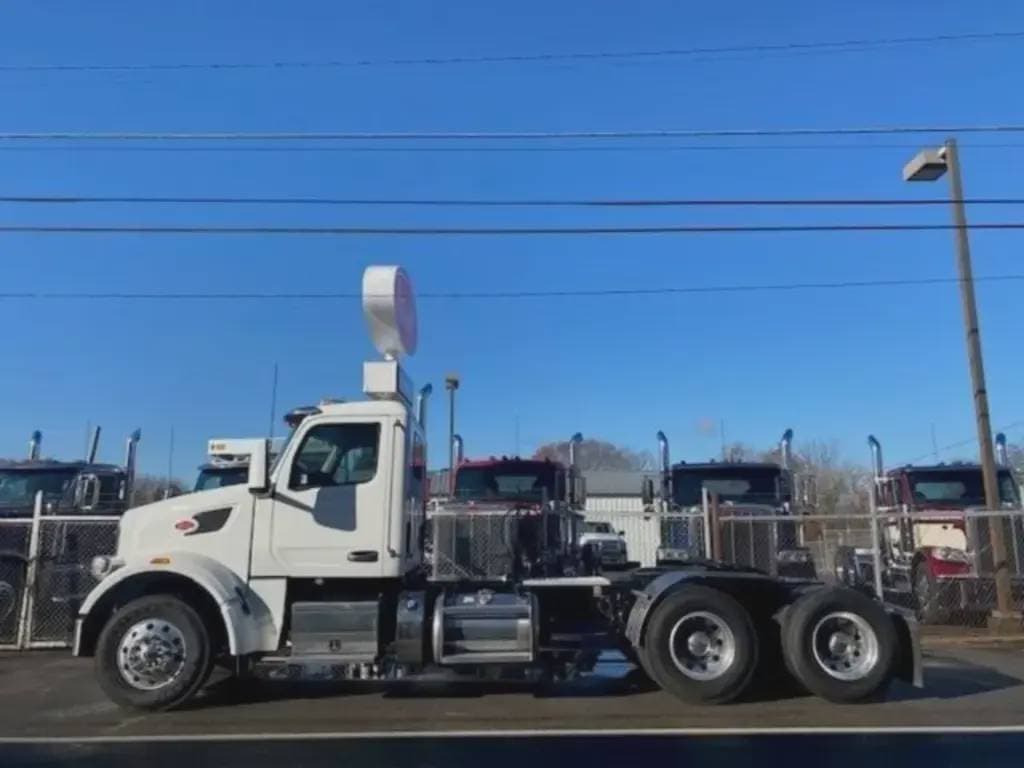 2023 Peterbilt 567 image 3