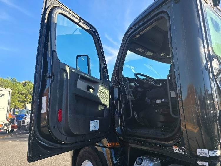 2019 Freightliner Cascadia 126 Day Cab Truck - 450HP, 12 Speed Automatic image 9