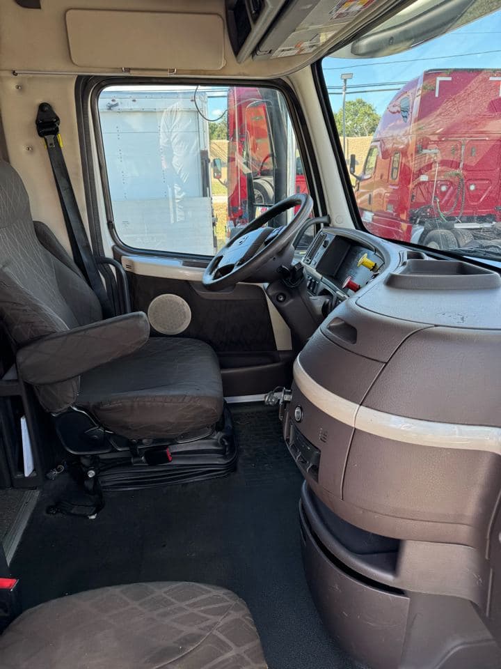 2017 Volvo VNL image 5