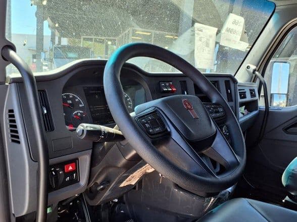 2025 Kenworth T380 image 8