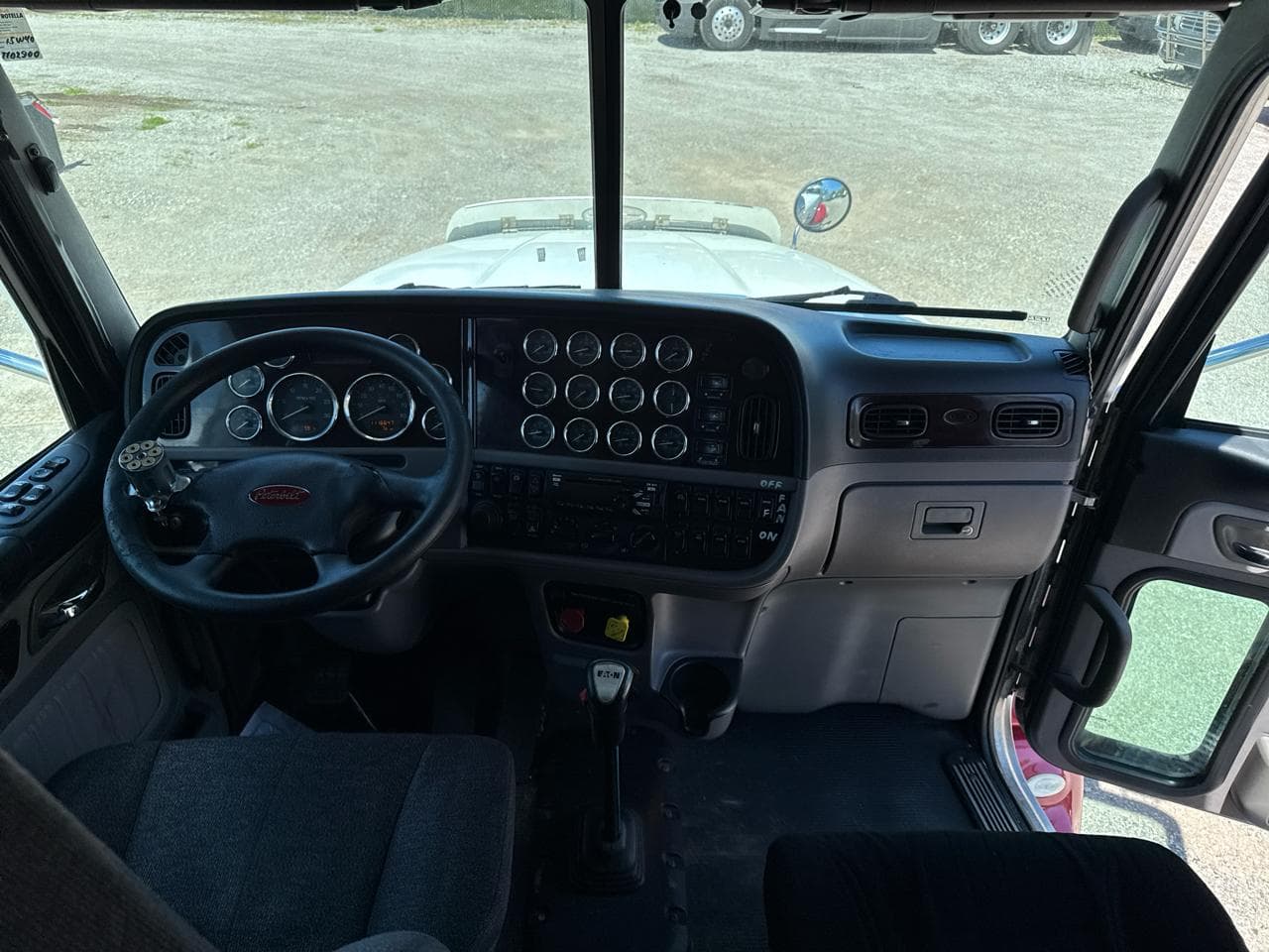 2015 Peterbilt 386 image 10