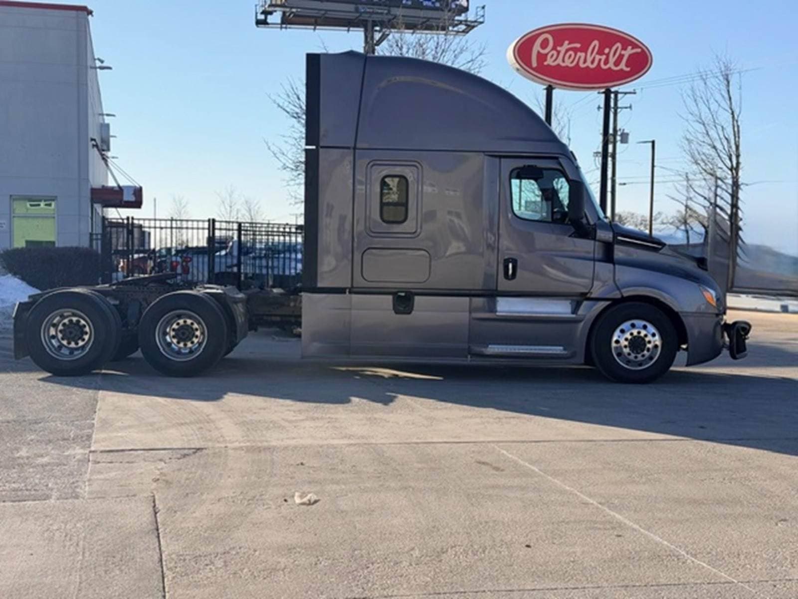 2022 Freightliner Cascadia 125 Sleeper Semi Truck - 72" Raised Roof Sleeper, Detroit 455HP, Automatic image 4