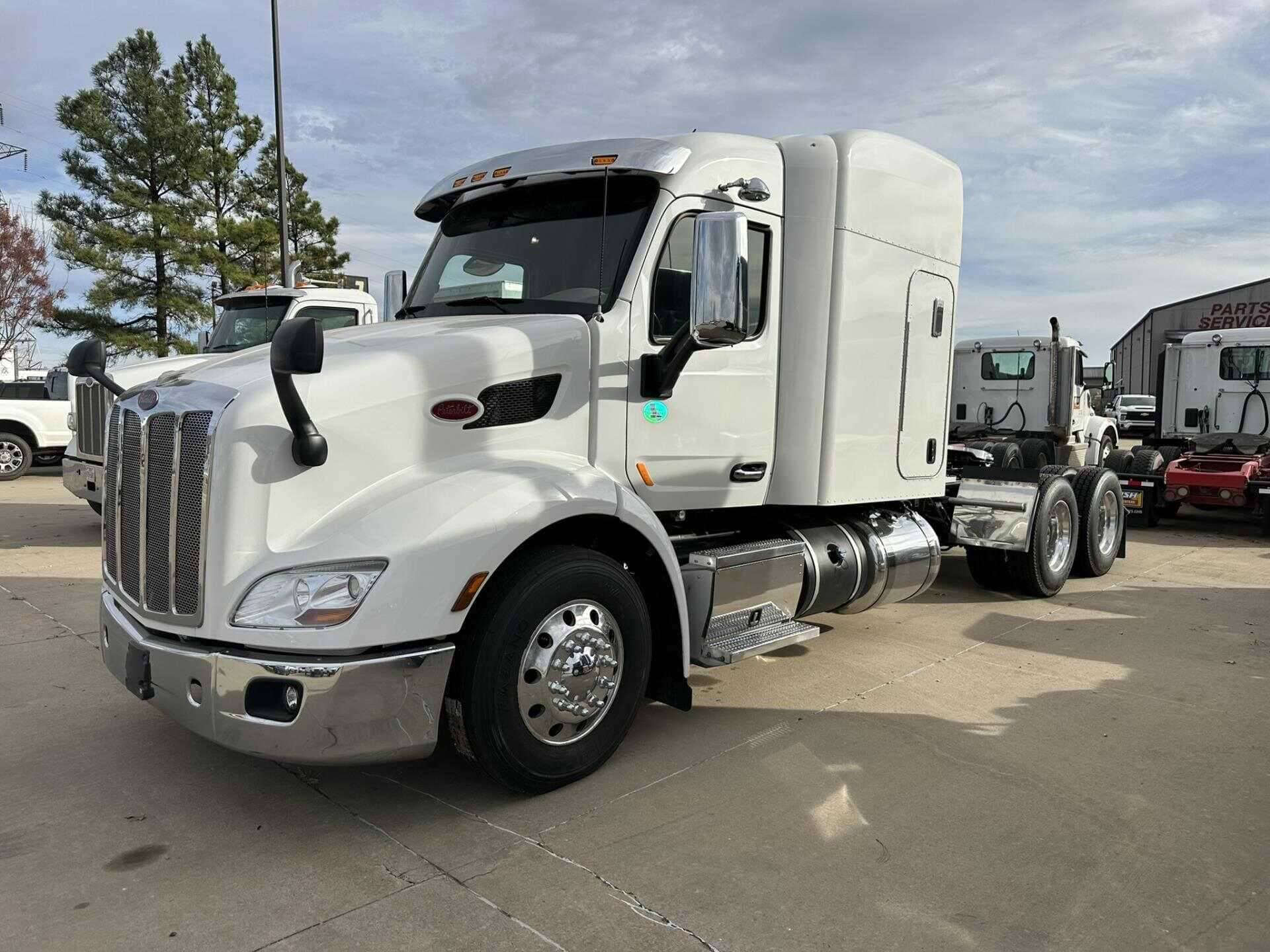 2021 Peterbilt 579 image 1