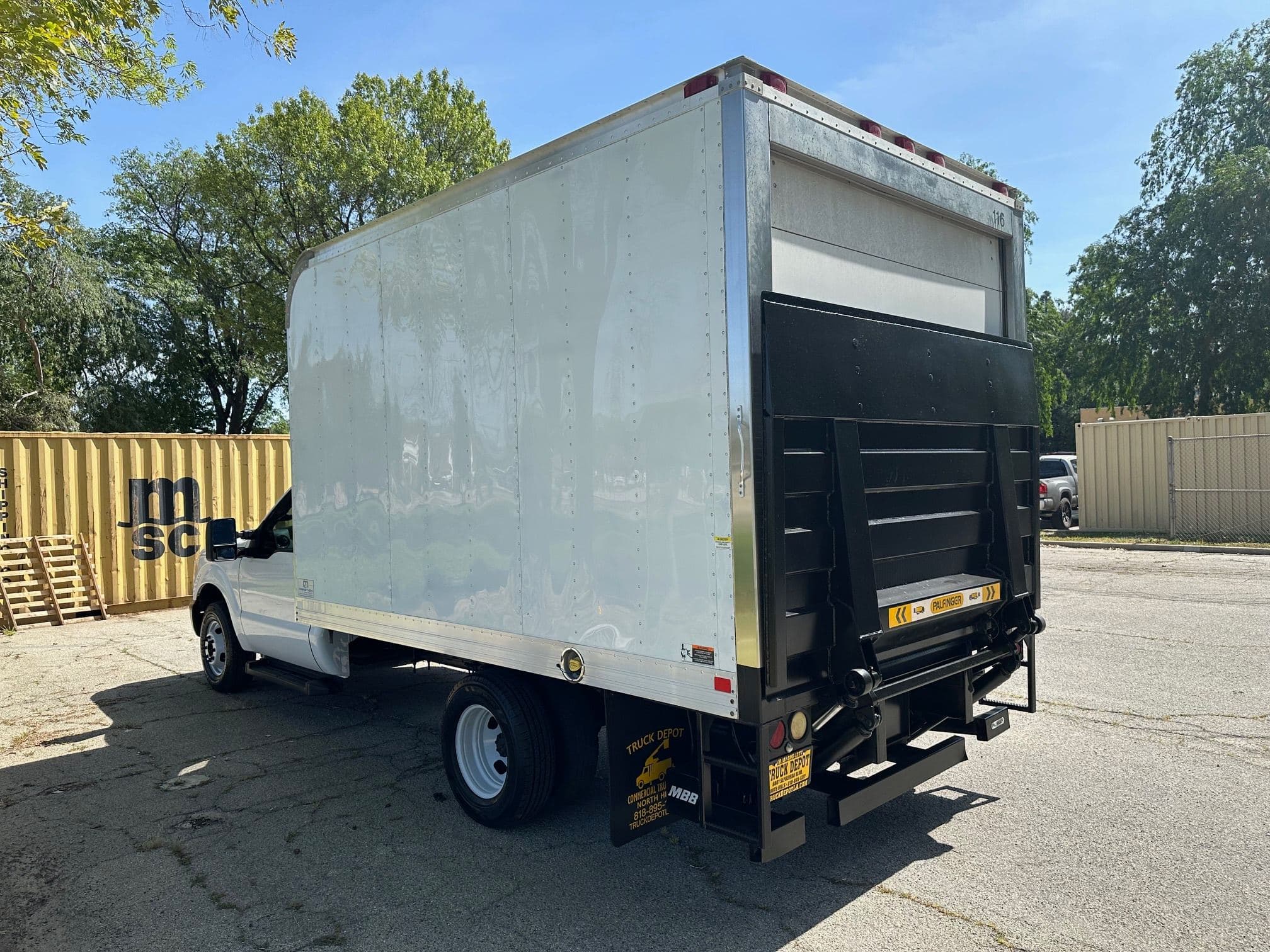 2016 Ford F-350 Reefer Box Truck with Liftgate image 6