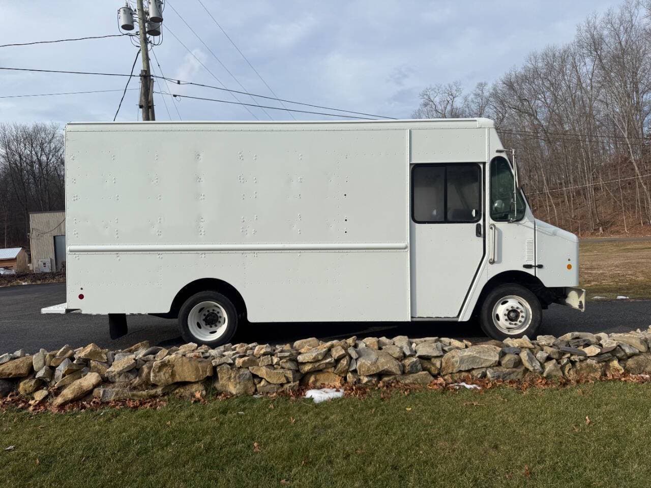 2019 Ford Stripped Chassis image 9