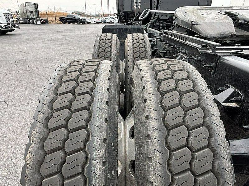 2021 Peterbilt 579 image 3