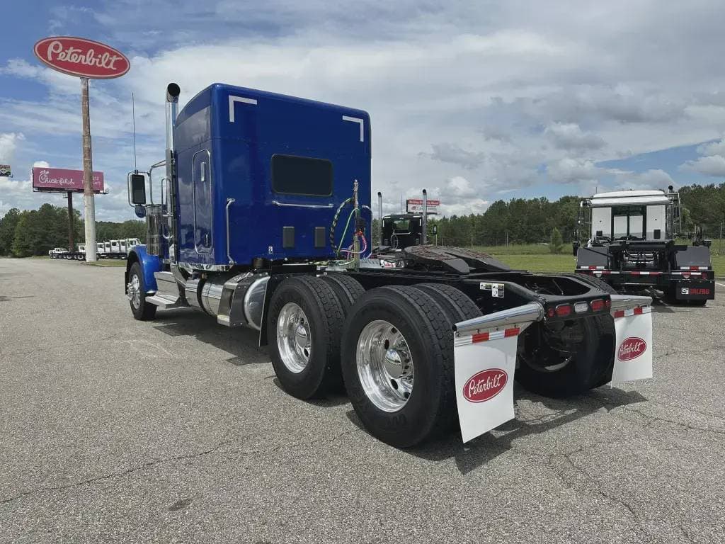 2025 Peterbilt 589 image 2