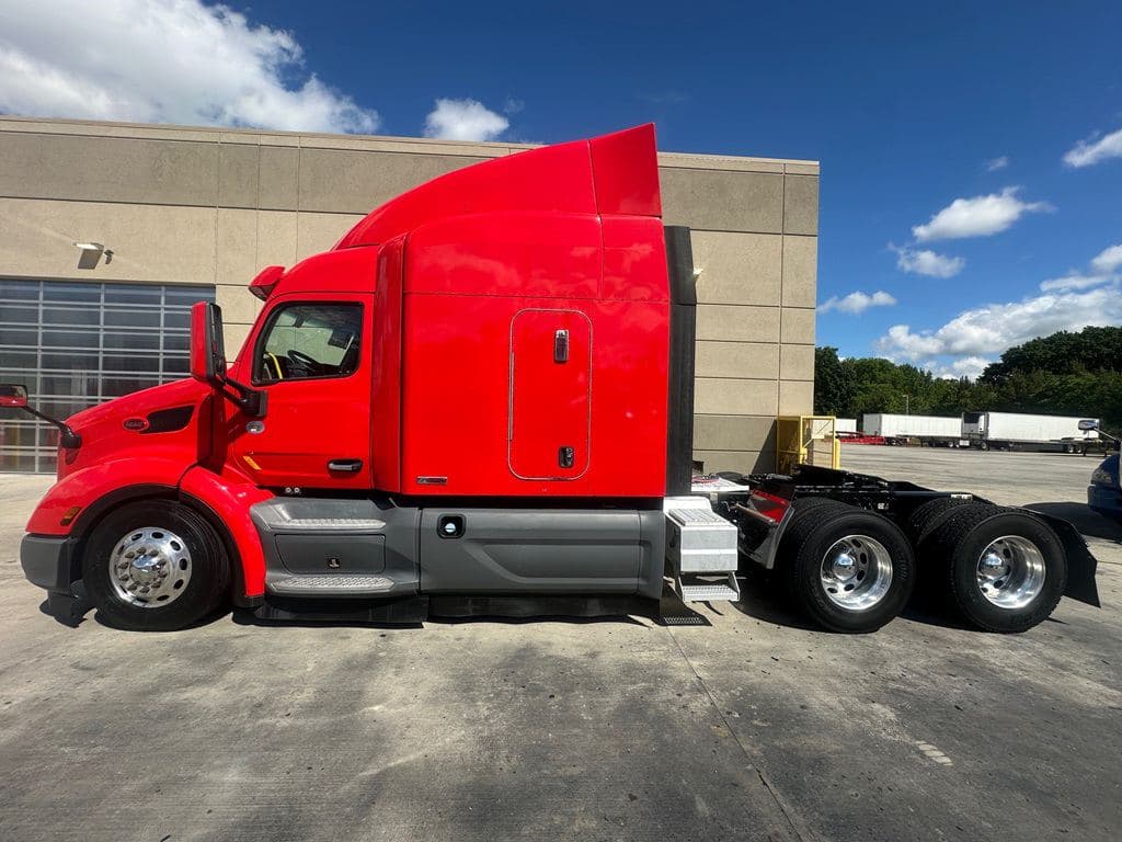 Used 2021 PETERBILT 579 image 2