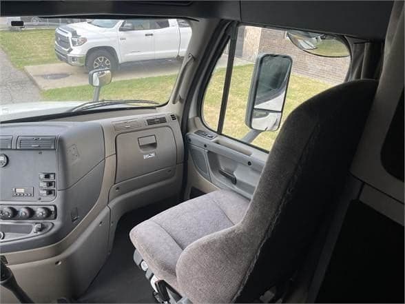 2016 Freightliner Cascadia image 13