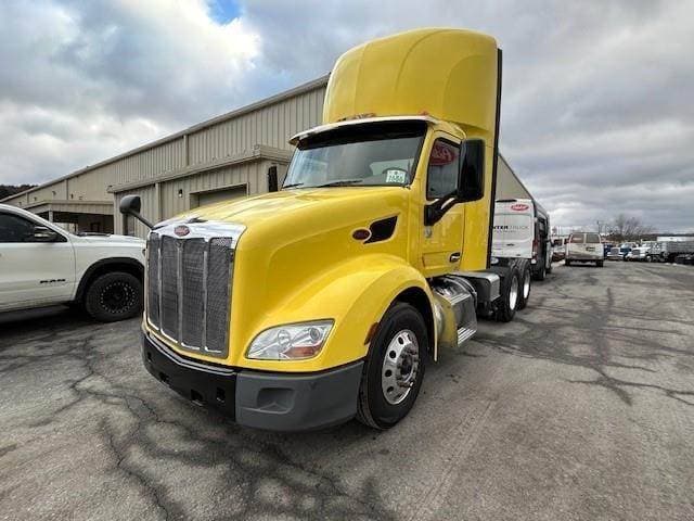 2021 Peterbilt 579 image 1