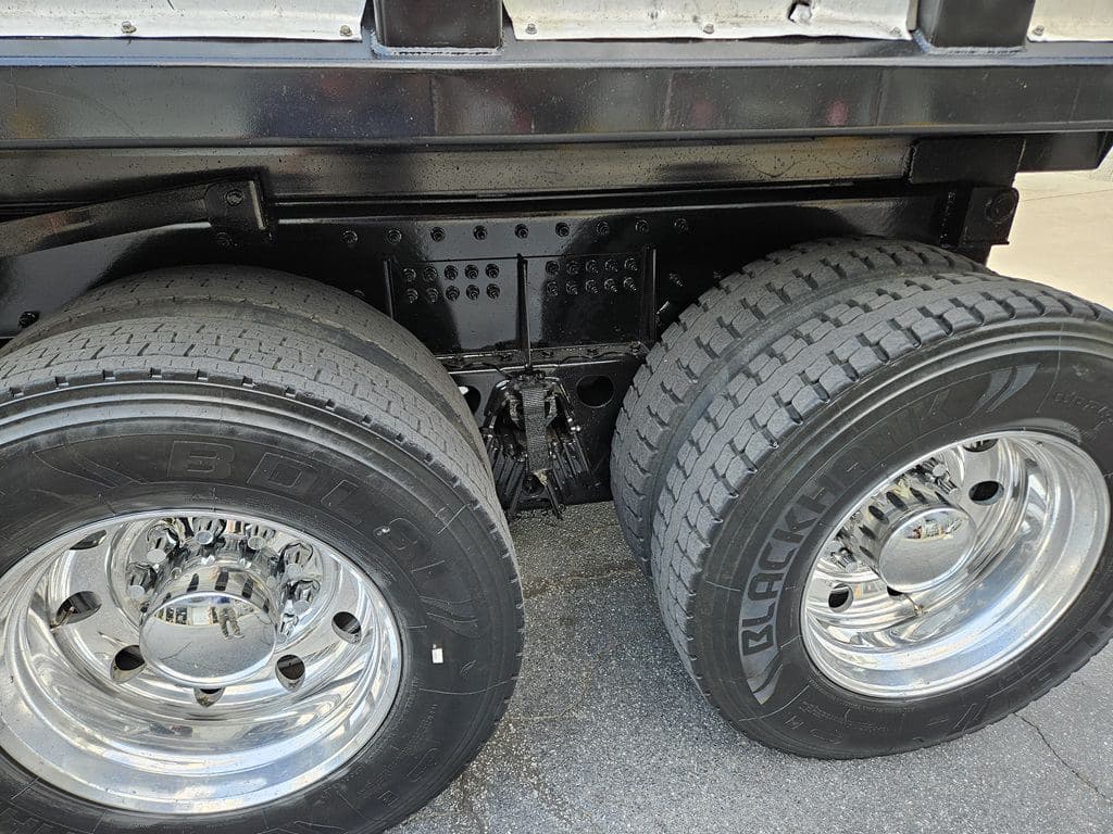 Used 2024 PETERBILT 389 image 11