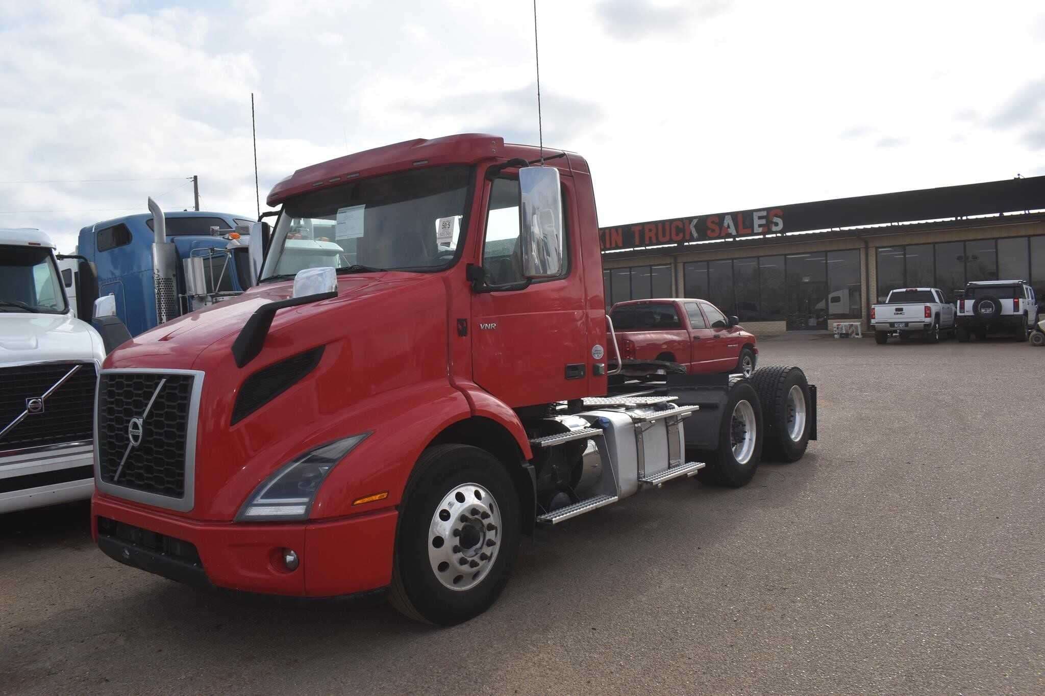 2022 Volvo VNR image 1