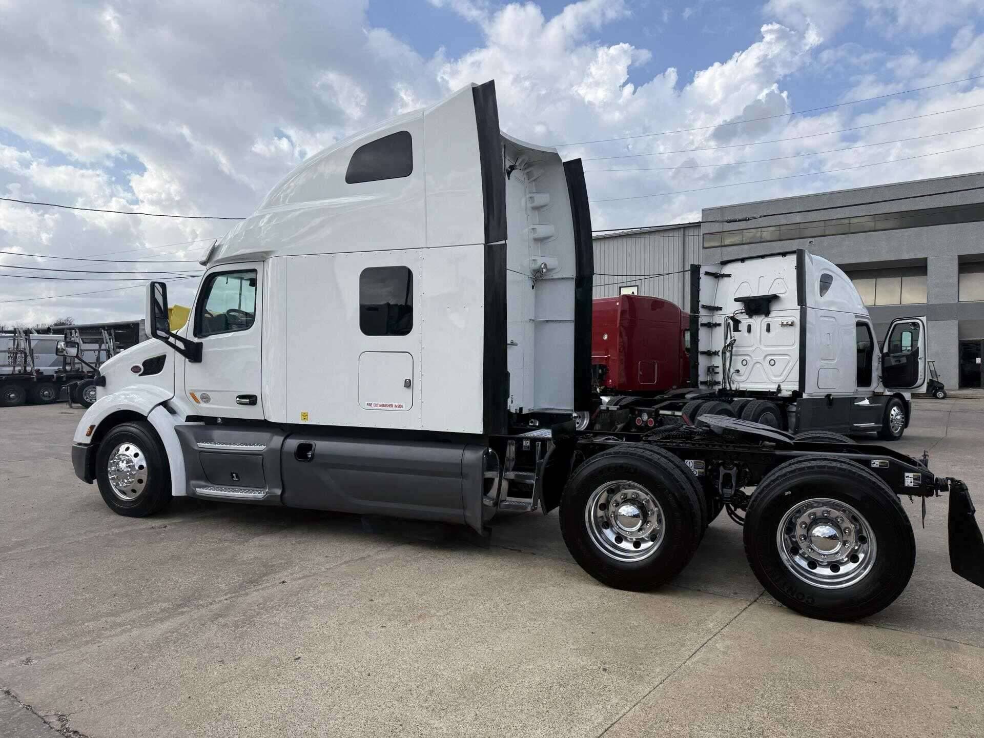2021 Peterbilt 579 image 3