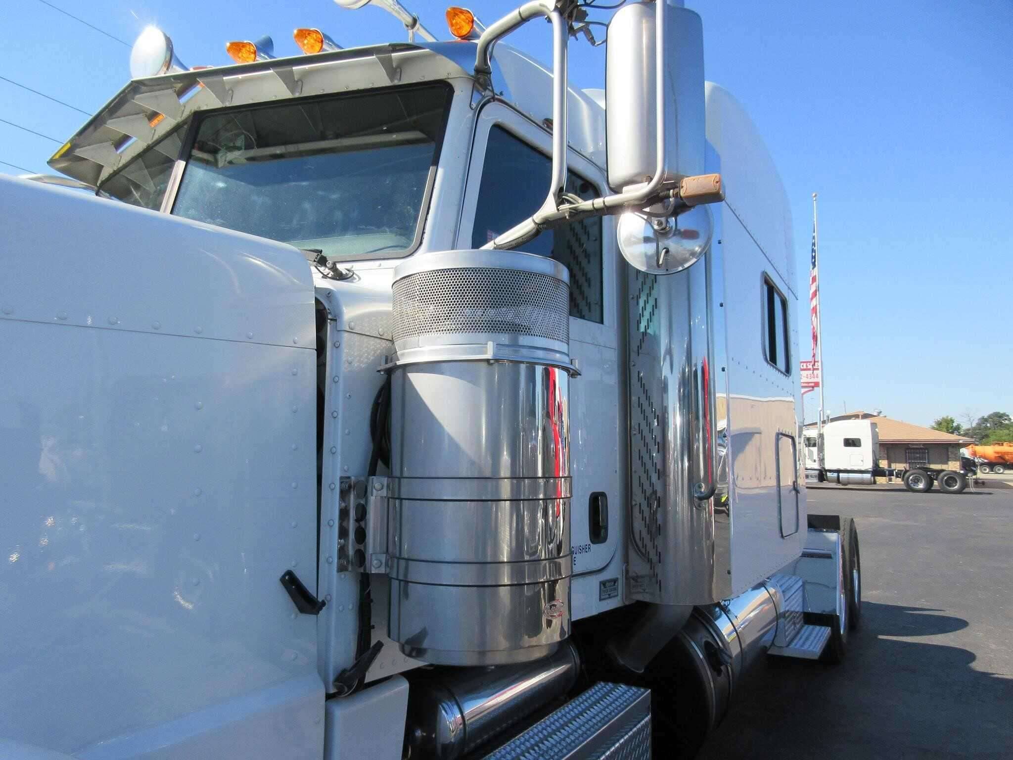 2018 Peterbilt 389 image 2