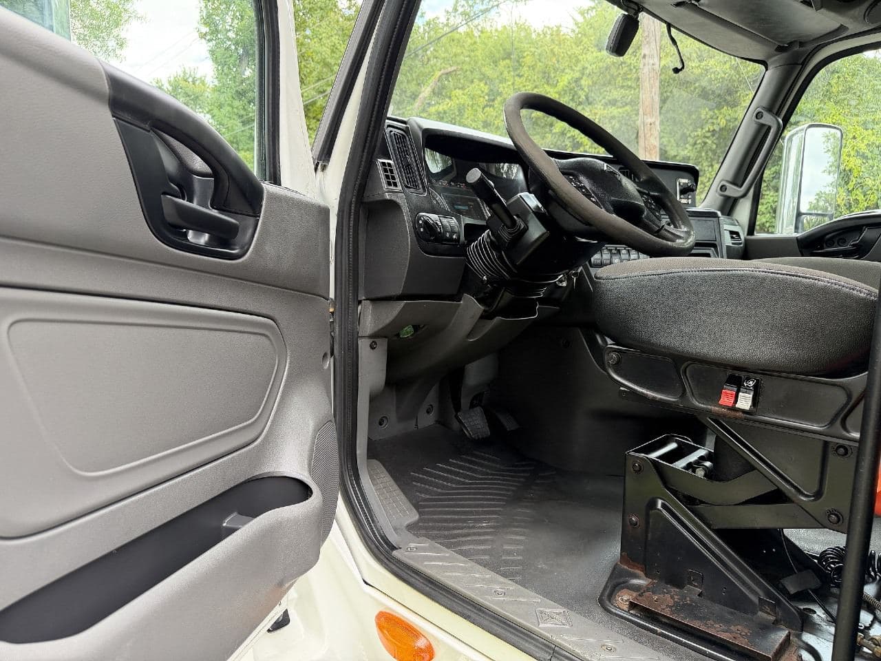 2019 International LT625 image 16