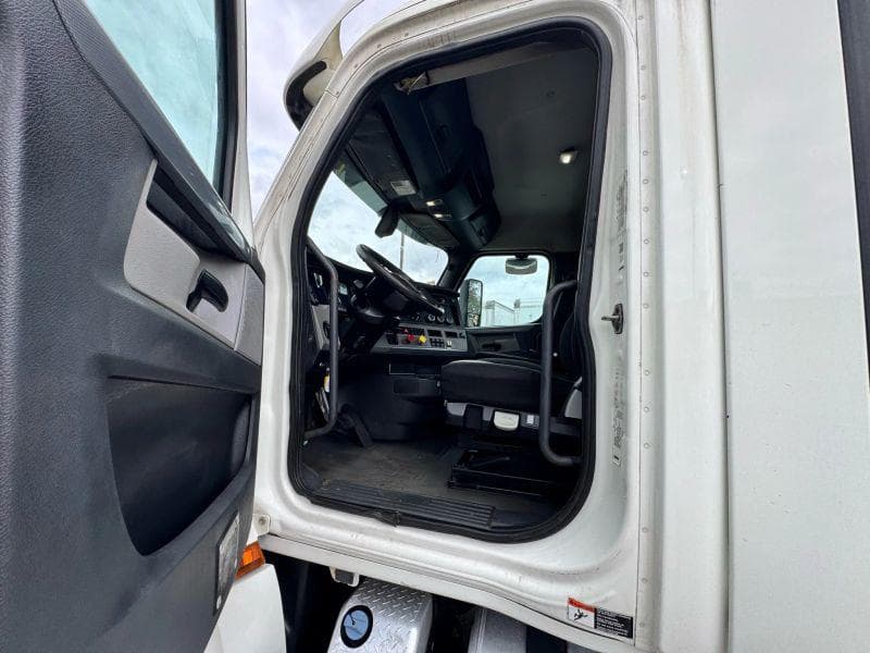 2018 Freightliner Cascadia image 14