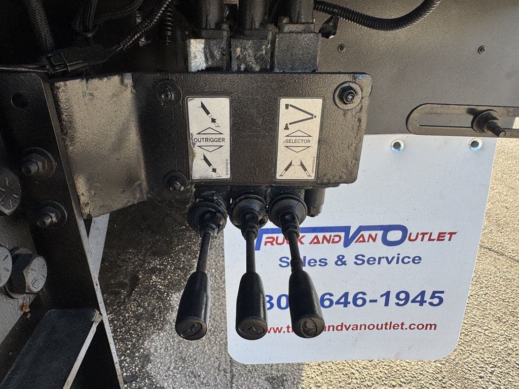 2016 Freightliner M2 106 image 26