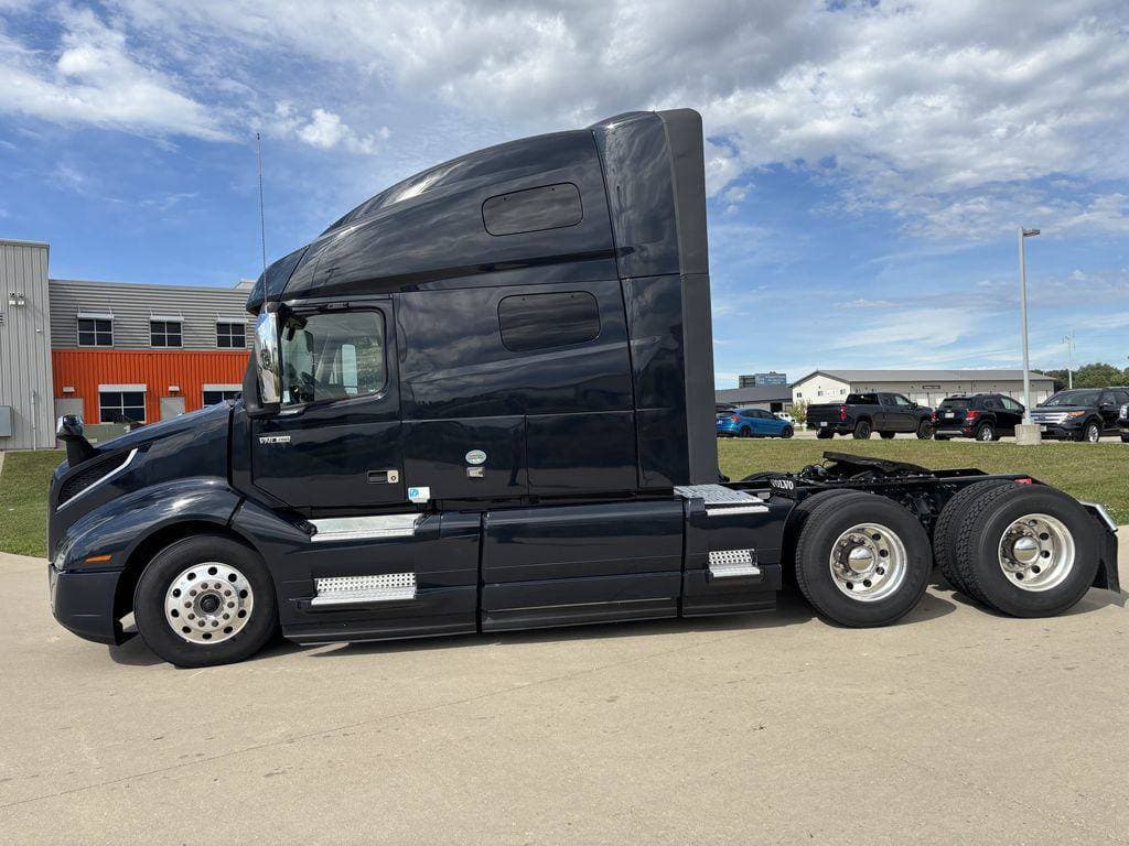 2023 Volvo VNL image 2