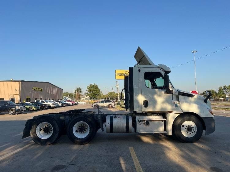 2019 Freightliner Cascadia 126 Day Cab Truck - 435HP, 12 Speed Automatic image 8