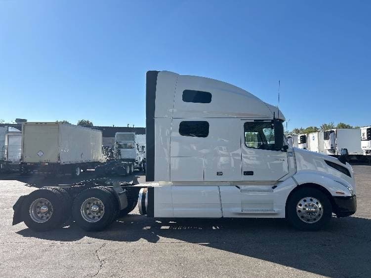 2022 Volvo VNL image 6