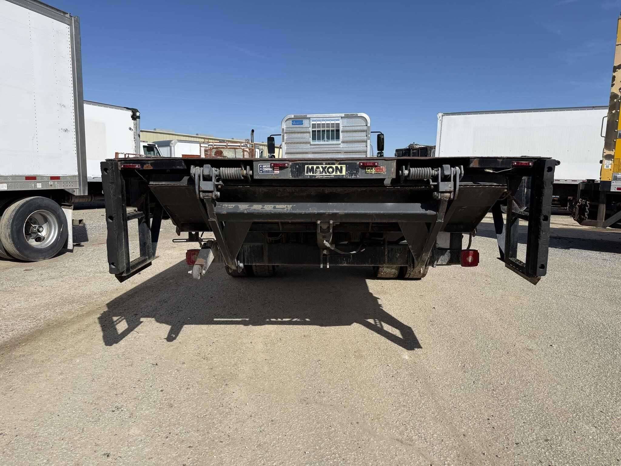2017 Freightliner M2 image 9