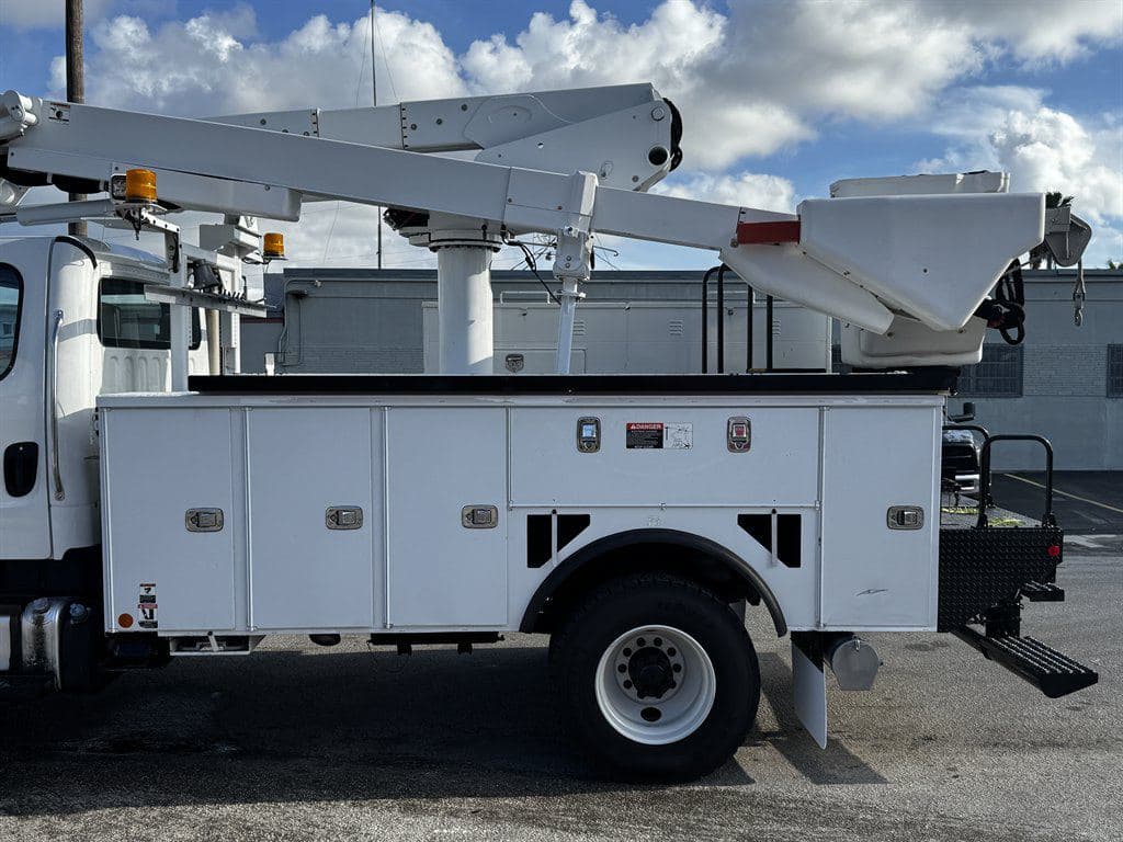 2017 Freightliner M2-106 image 7