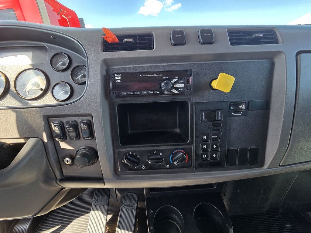 Used 2020 PETERBILT 330 image 27