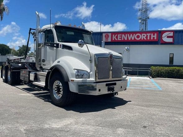 2025 Kenworth T880 image 2