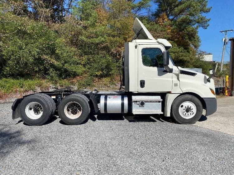 2019 Freightliner Cascadia 126 Day Cab Truck - 435HP, 12 Speed Automatic image 8