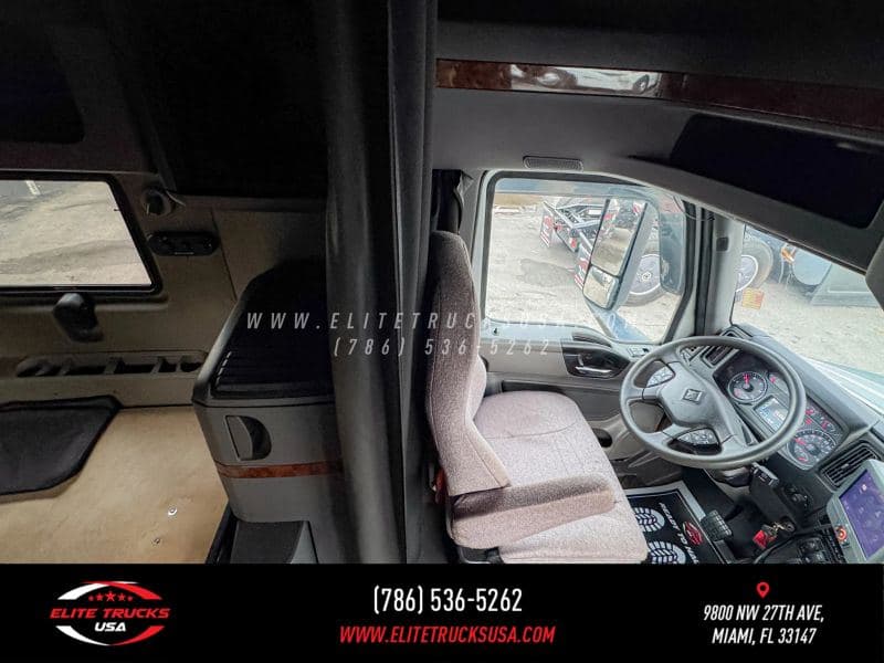 2020 International LT image 19