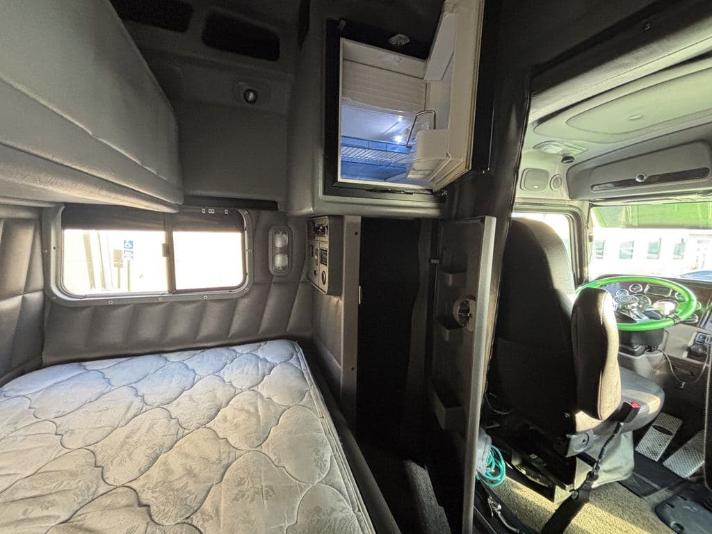 Used 2022 PETERBILT 389 image 18