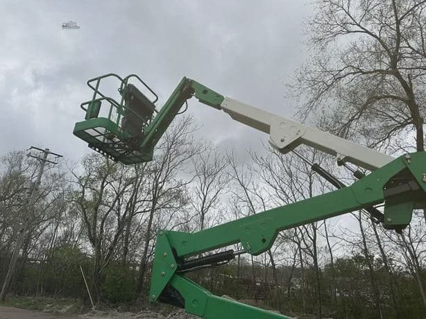 2013 JLG E450AJ image 7