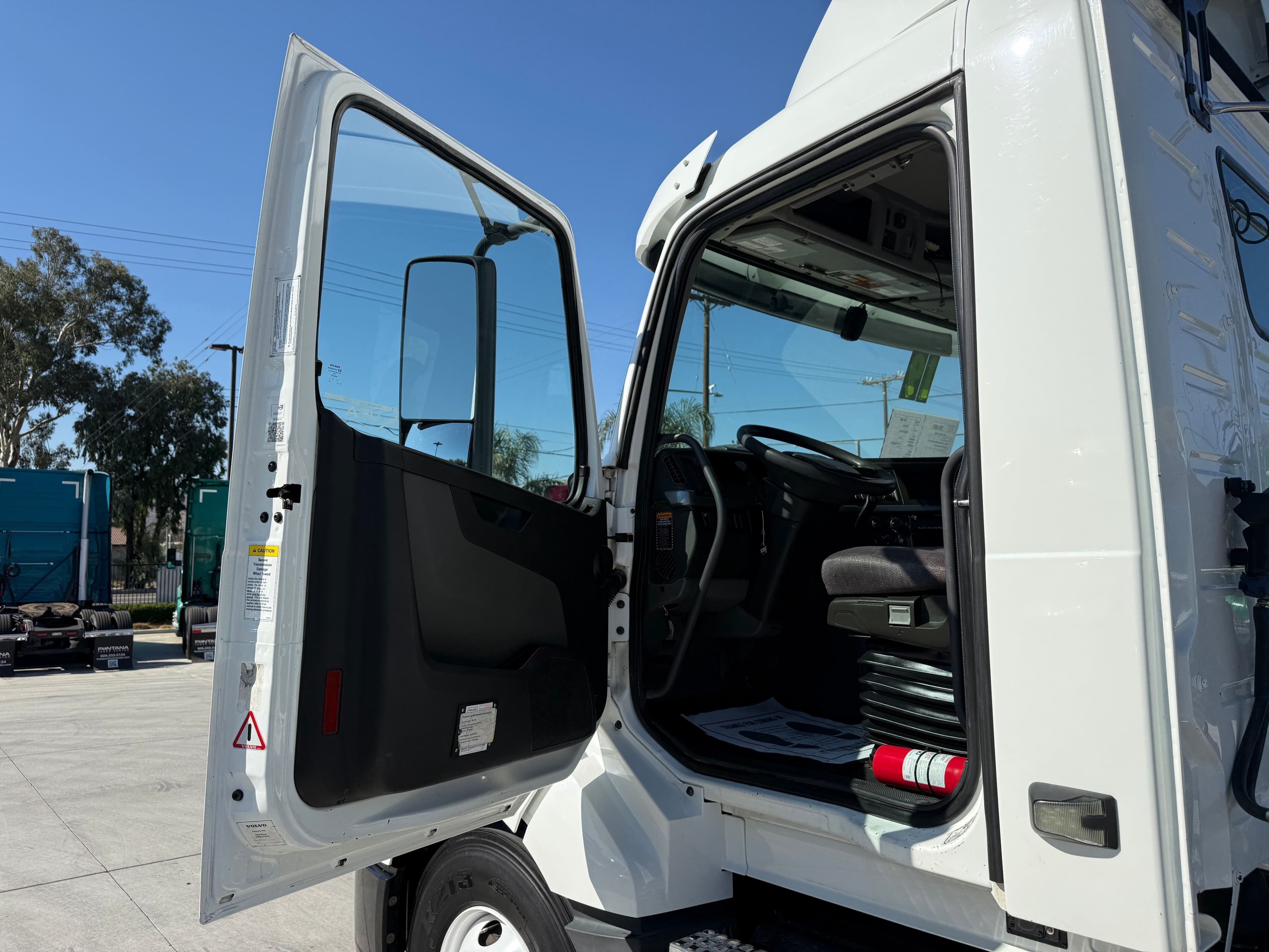 2019 Volvo VNL64T300 image 8