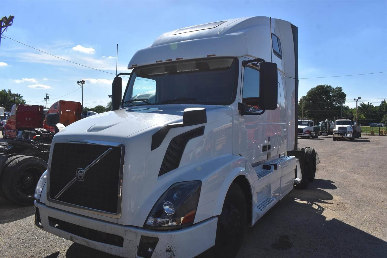2016 Volvo VNL64T670 Sleeper Semi Truck  image 7