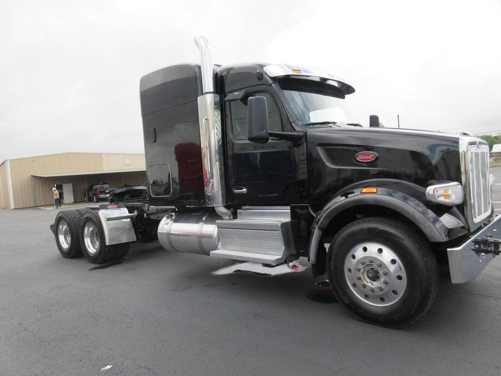 2023 Peterbilt 567 image 3