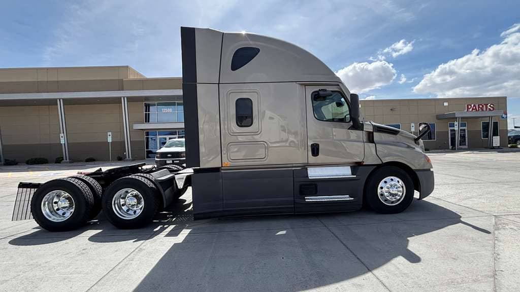 Used 2024 FREIGHTLINER PT126064ST image 9