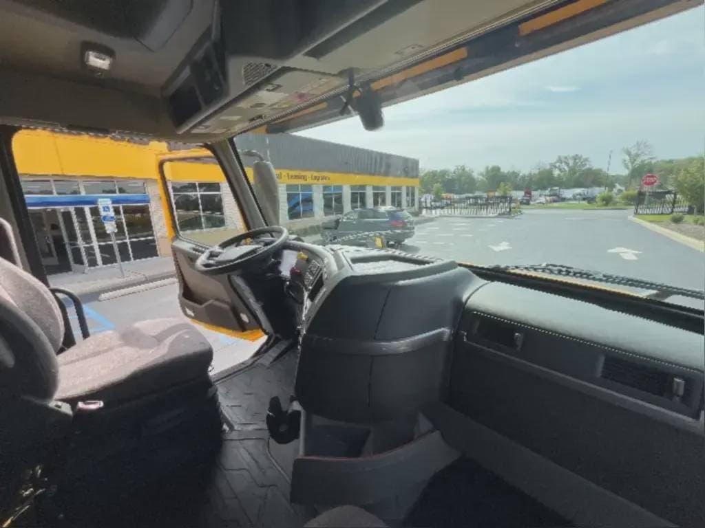 2022 Volvo VNL image 7