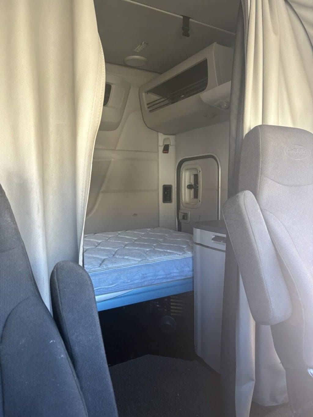 2021 Peterbilt 579 image 8