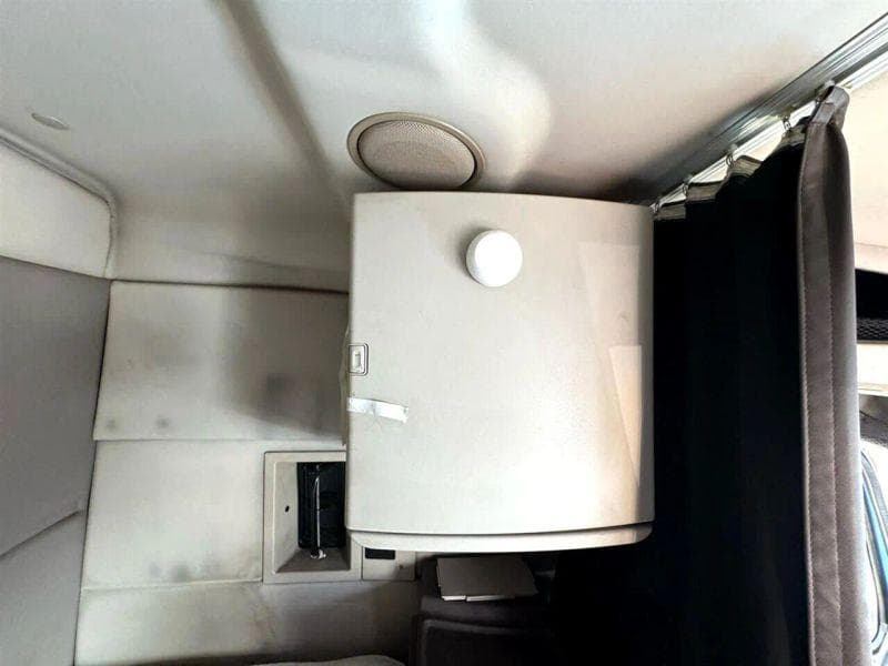 2012 Volvo VNL image 30