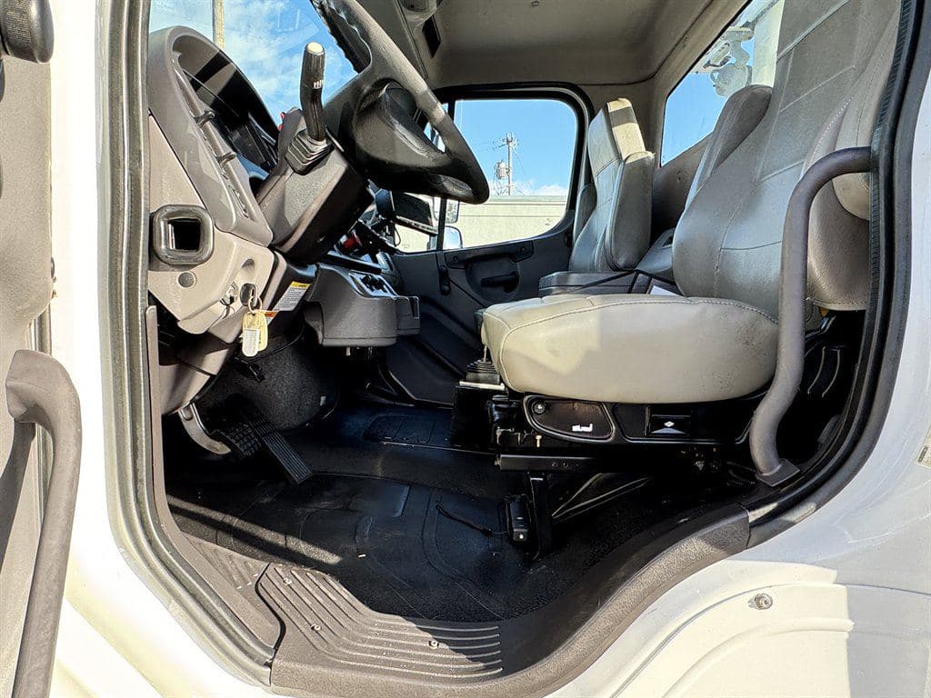2015 Freightliner M2 106 image 59