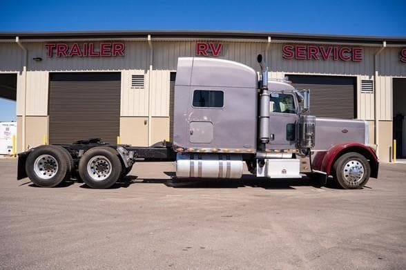2009 Peterbilt 389 image 2