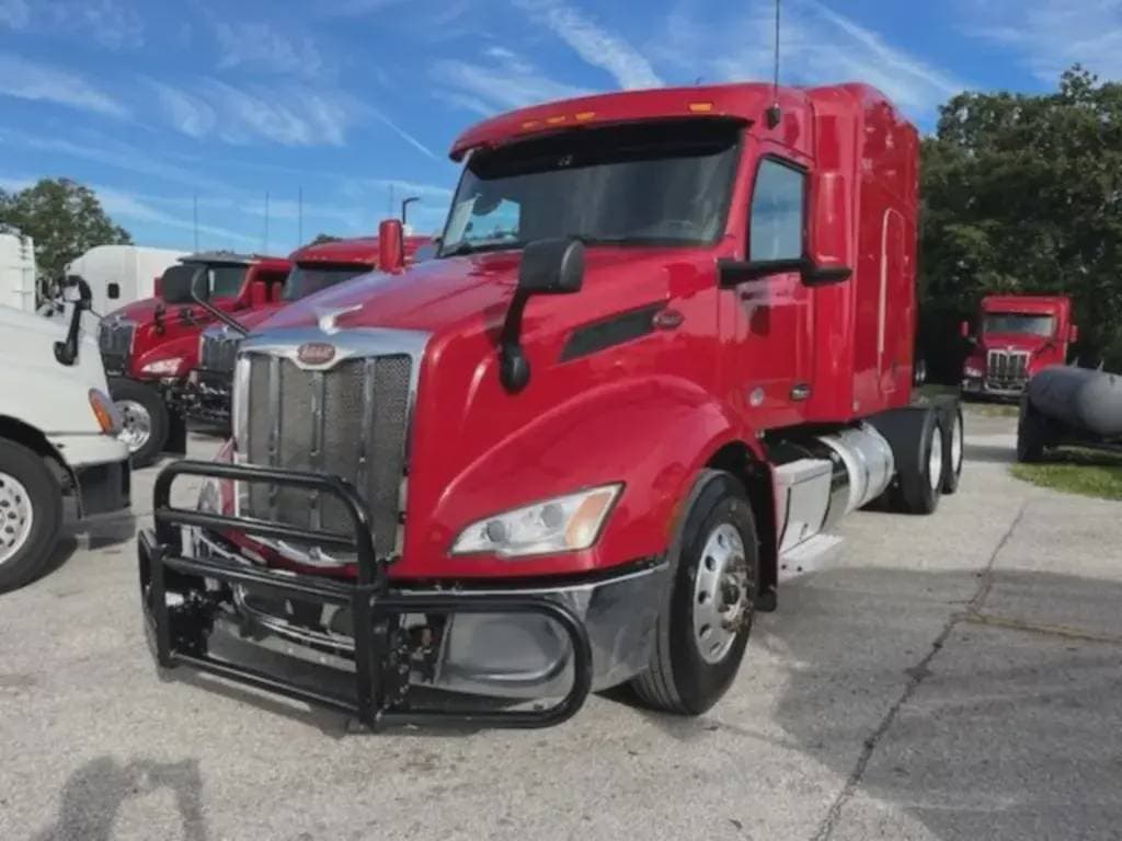2022 Peterbilt 579 image 1