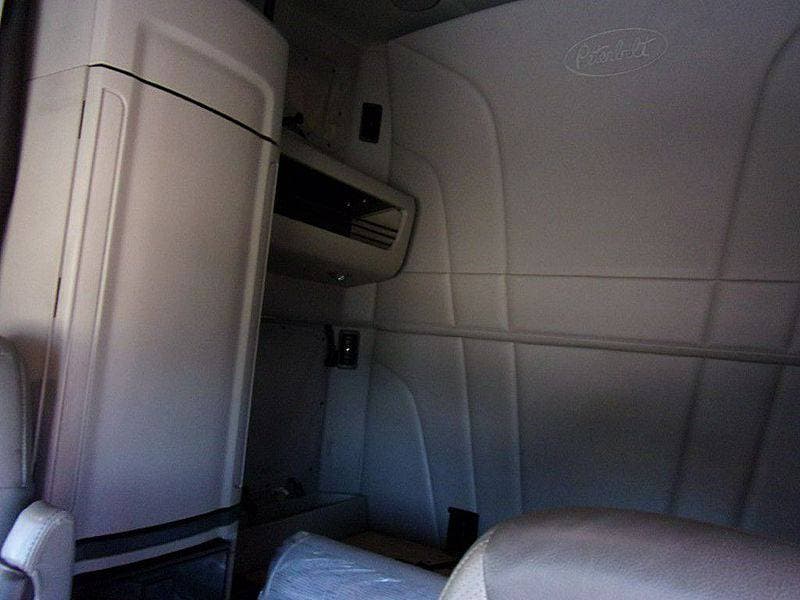 2023 Peterbilt 579 image 10