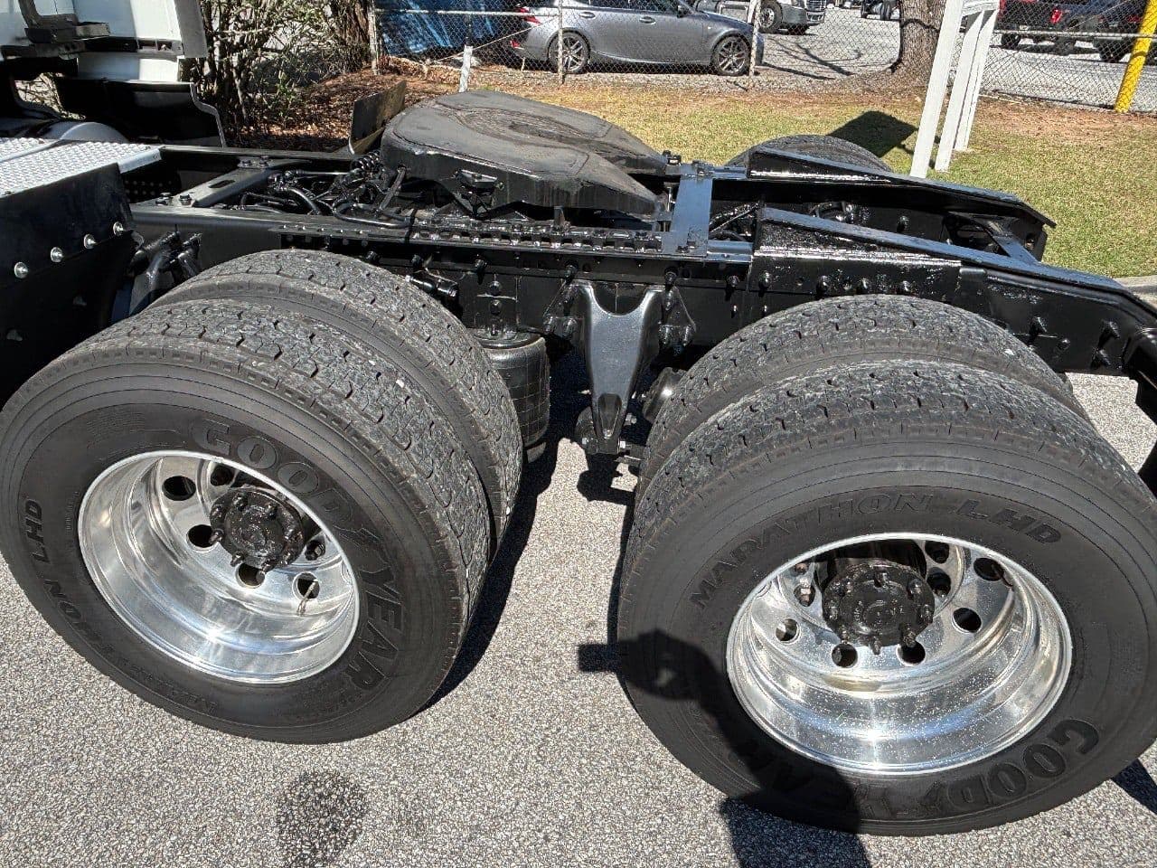 2018 International LT625 image 11